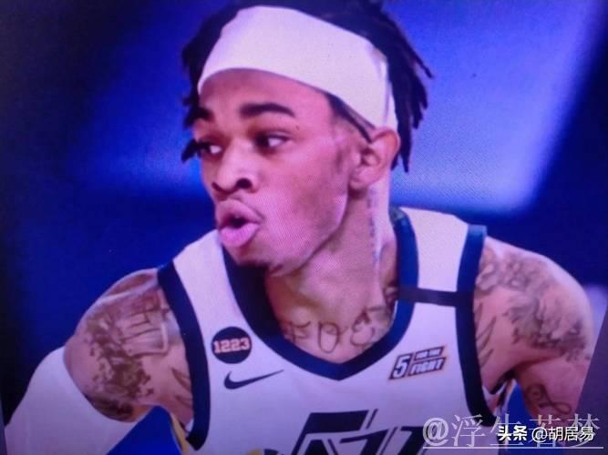 雷琼-塔克半场5分钟高效砍下12分,三分手感火热 雷琼-塔克半场5分钟高效砍下12分,三分手感火热